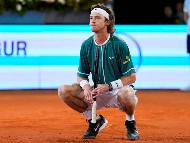 乎暴露出了 乎暴露出了