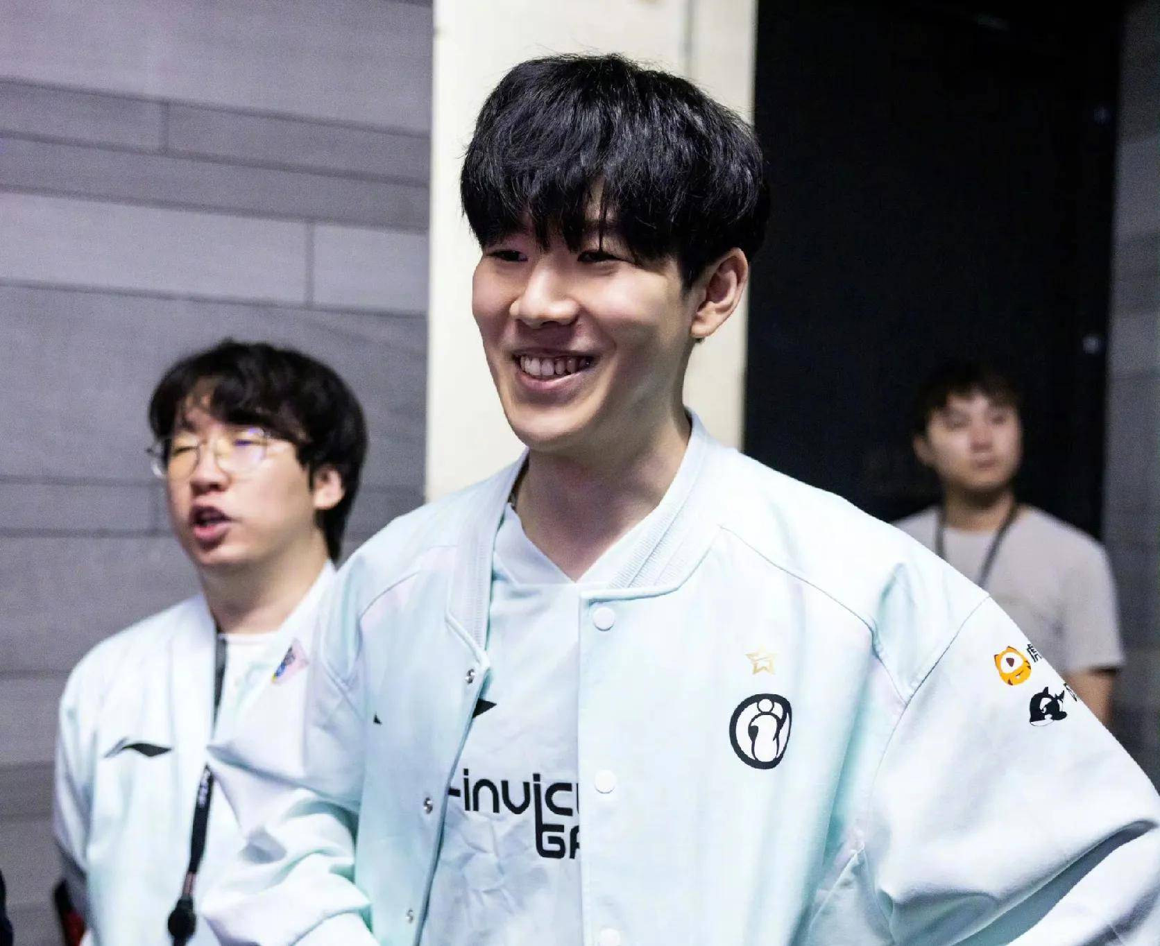 共有五名球 共有五名球